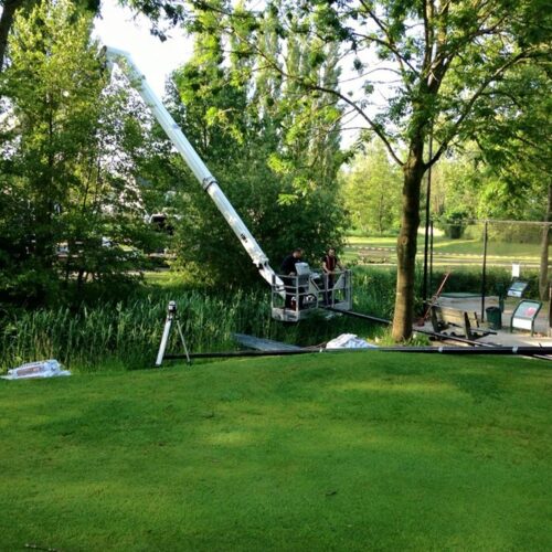 Ballenvanger op maat 122 SKWshop op montage voor plaatsing van een ballenvanger op de golfbaan. Onze ballenvangernetten van Pe, hebben een bijzonder hoge UV-resistentie.