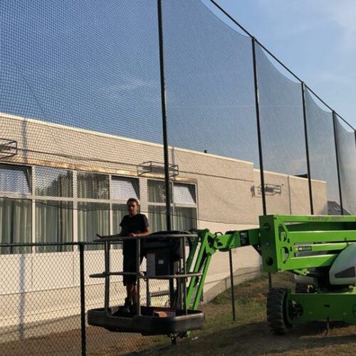 Ballenvanger op maat 89 Op montage in Aalst (België) de plaatsing van een ballenvanger voor de hockey met een hoogte van 8 meter.