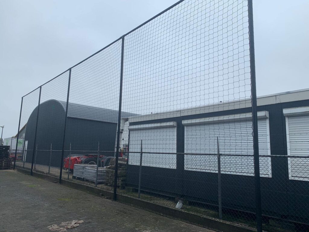 Welk ballenvangnet heb ik nodig? Alles over sport, maaswijdte, draaddikte en materiaal 3 Ballenvanger hockey met een ballenvangernet van geknoopt Pe maas 40 x 40 mm.