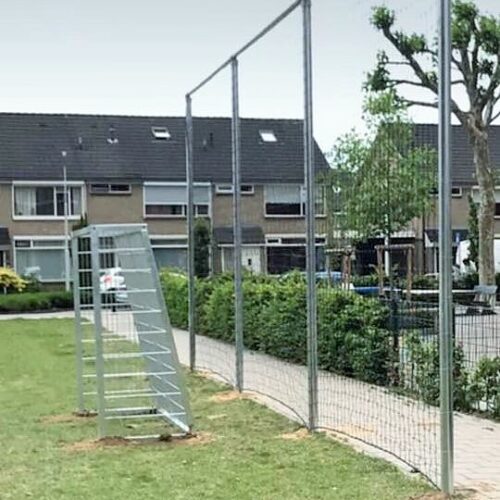 Ballenvanger op maat 109 Een kleine ballenvanger 4 x 13 meter. Alle ijzerwerk verzinkt en uitgevoerd met ballenvangernet. De meest voordeligste en toch een duurzame oplossing