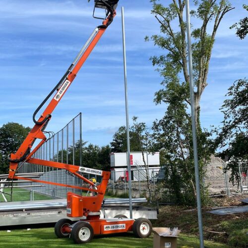 Ballenvanger op maat 148 Monteurs van SKWshop in een hoogwerker tijdens de montage van een ballenvanger op golfbaan LSV Langedijk