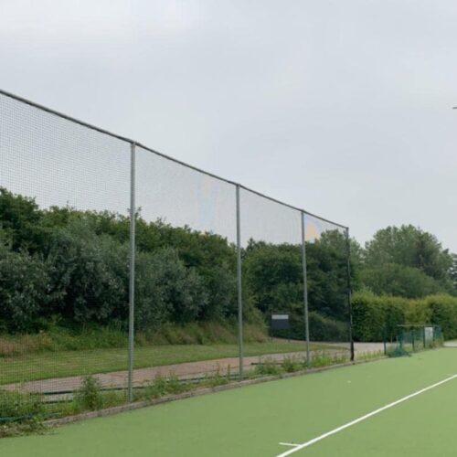 Ballenvanger op maat 132 Deze omgewaaide ballenvanger hebben we opnieuw gemonteerd in België (Boom)