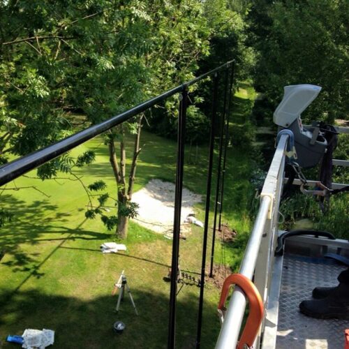 Ballenvanger op maat 114 Montage op de golfbaan van een ballenvanger van 9 meter hoog