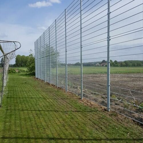 Ballenvanger op maat 112 ballenvangers van volledig dsm. Deze is 100m lang en hebben we in Aalst geplaatst. België.