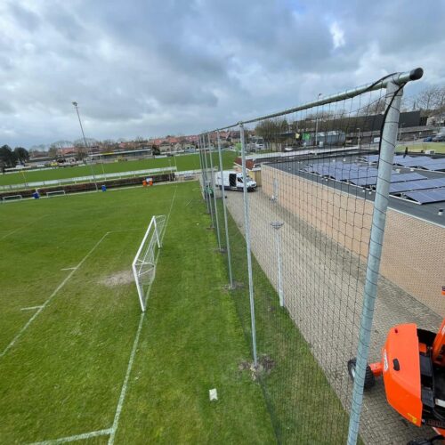 Ballenvanger op maat 155 SKWShop biedt topkwaliteit balvangers met balvangnetten van geknoopt Pe en alle ijzerwerk volbad verzinkt, vakkundig voor u geplaatst, voor sportvelden van elke discipline.