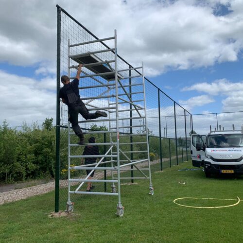 Ballenvanger op maat 139 Ballenvanger met 2 meter gaas onzer en 3 meter net boven, onze monteurs aan het werk tegen de Franse grens aan.