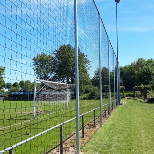 Ballenvanger op maat 131 Ballenvanger 6 x 30 meter. Staanders verzinkt. Net geknoopt pe maas 120 x 120mm.