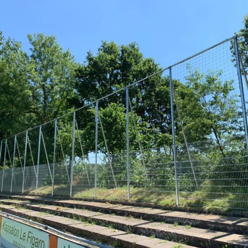 Ballenvanger op maat 137 Voor elk project leveren wij een op maat gemaakte ballenvanger, compleet met net, gaas of dubbelstaafmatconstructie in de gewenste kleur en uitvoering.