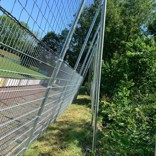 Ballenvanger op maat 134 Ballenvanger bij vv Hoogezand Twee meter dsm en 3 meter net boven. Tevens is de ballenvanger geschoord i.v.m. de windbelasting en omdat deze op een verhoging/dijk geplaatst is (lossere grond)