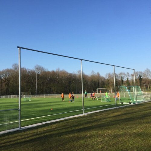 Ballenvanger op maat 127 Montage van een kleine ballenvanger op een trainingsveld. Wij bieden maatwerk ballenvangers voor elke toepassing, of het nu gaat om een gemeentelijk sportpark, een particulier terrein of een recreatiezone.