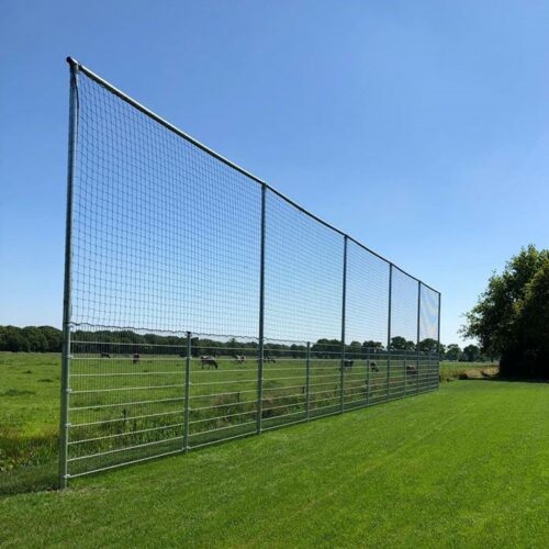 Ballenvanger op maat 97 Ballenvanger 5 x 25 meter. Onder 2 meter dubbelstaafmat en boven 3 meter net van geknoopt Pe maas 120 x 120 mm.