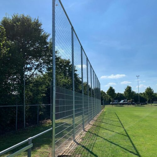 Ballenvanger op maat 83 Superstrak geplaatst, deze ballenvanger van net en dsm-matten. SKWshop, levert en plaatst uw ballenvangers voor zeer scherpe prijzen.