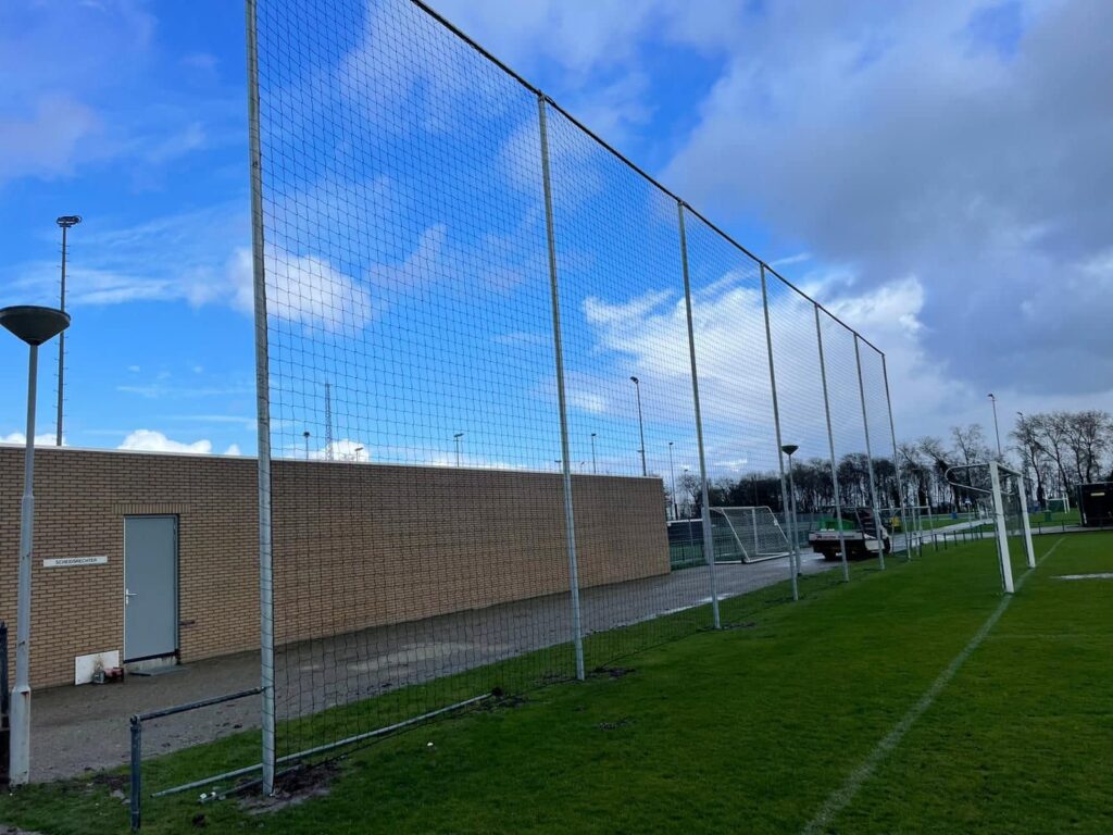 Hoe hoog moet een ballenvanger zijn? Alles over hoogte, netten, constructie en fundering 2 Ballenvanger - balvanger met net Lengte 30m en 8 meter hoog. Of u nu een balvanger nodig heeft voor een voetbalveld, honkbalterrein, hockeyveld, rugbyclub of golfbaan – bij SKWshop leveren wij hoogwaardige balvangers voor iedere sport, volledig op maat en afgestemd op de specifieke eisen van het spel.