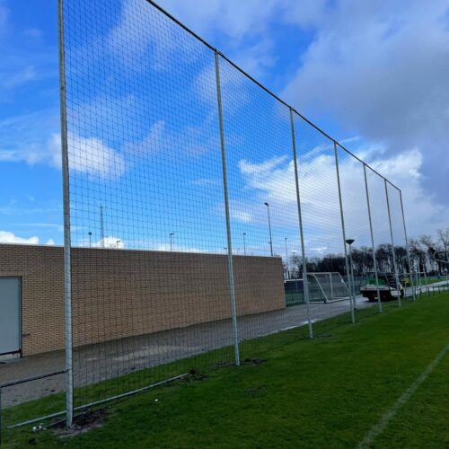 Ballenvanger op maat 153 Ballenvanger - balvanger met net Lengte 30m en 8 meter hoog. Of u nu een balvanger nodig heeft voor een voetbalveld, honkbalterrein, hockeyveld, rugbyclub of golfbaan – bij SKWshop leveren wij hoogwaardige balvangers voor iedere sport, volledig op maat en afgestemd op de specifieke eisen van het spel.