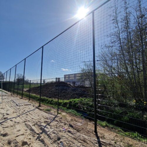 Ballenvanger op maat 129 ballenvanger 5 x 40m voor de voetbal. Deze balvanger heeft 2m dsm onder en 3 meter net van geknoopt Pe3 boven. Alles ral 9005 gecoat.