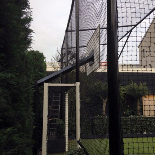 Ballenvanger op maat 118 Onze ballenvangernetten door ons gemonteerd op een hockey, basketbal sportkooi. Ook de montage van uw ballenvangernet kunnen wij verzorgen.