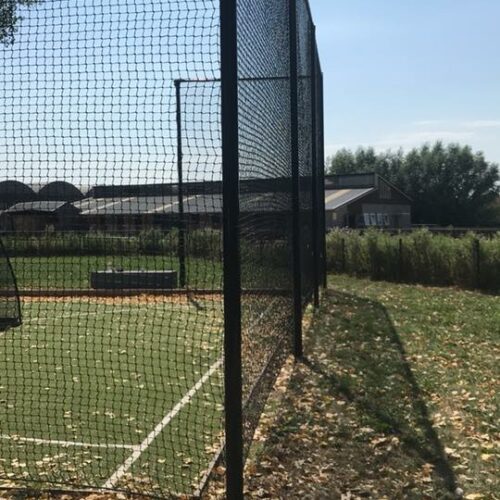 Ballenvanger op maat 107 Ballenvanger 4.5 meter hoog. Uitgevoerd met netten van geknoopt Pe, maas 40 x 40 mm.