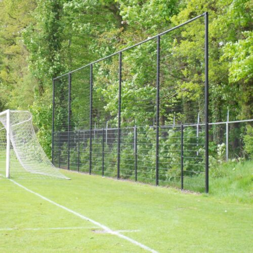 Ballenvanger op maat 100 Afgebeeld: ballenvanger van 5 x 25 meter (5 meter hoog) DSM staalmatten onder en boven een net