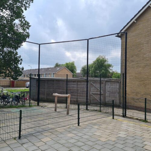 Ballenvanger op maat 146 SKWShop voor uw balvangers op maat, gemaakt van duurzaam geknoopt Pe en volbad verzinkt ijzerwerk, geschikt voor elke sport. Hier op een schoolplein speciaal maatwerk geleverd om burenoverlast tegen te ghaan.