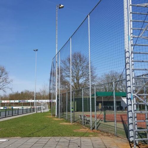 Ballenvanger op maat 105 Een ballenvanger met knik, voorzien van onze zeer duurzame geknoopte ballenvangernetten, zwart, maas 120 x 120 mm.