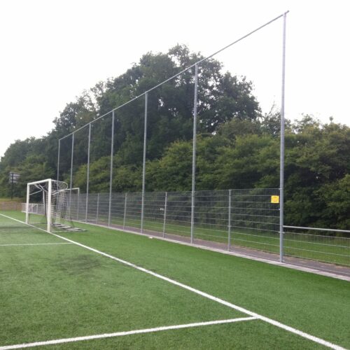 Ballenvanger op maat 86 Ballenvanger 30 x 7 meter hoog. Onder 2 meter DSM verzinkt en boven ballenvangernet. Pe 120 x 120mm.
