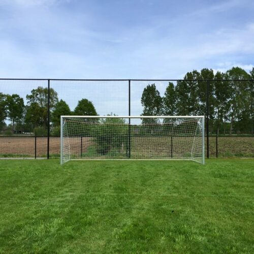 Ballenvanger op maat 96 Ballenvanger 20 x 4 meter. IJzerwerk zwart geoat.