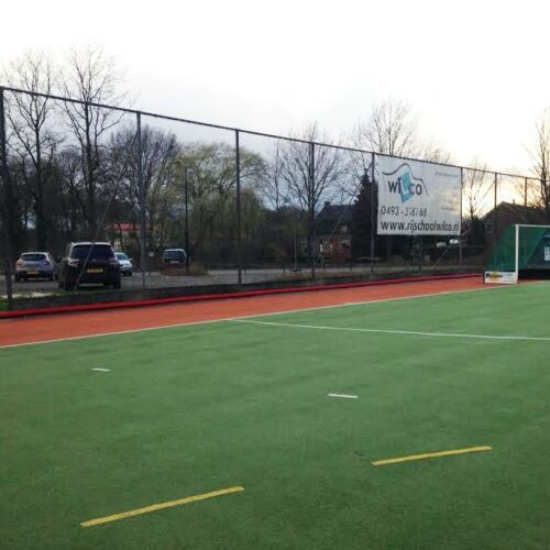 Ballenvanger op maat 126 Ballenvanger 5m hoog op hockeyveld met net geknoopt pe maas 45 x 45mm