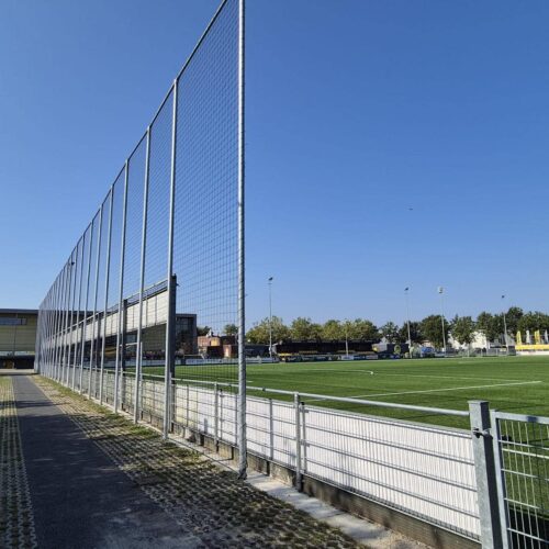 Ballenvanger op maat 157 ballenvanger 8m hoog volledig uitgevoerd met net. Deze staat in Pijnacker.