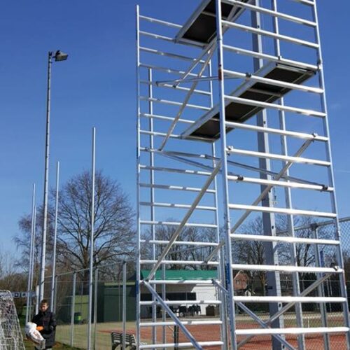 Ballenvanger op maat 103 Montage foto van de plaatsing van een ballenvanger voor voetbal, geheel met net en maar liefst 8 meter hoog.