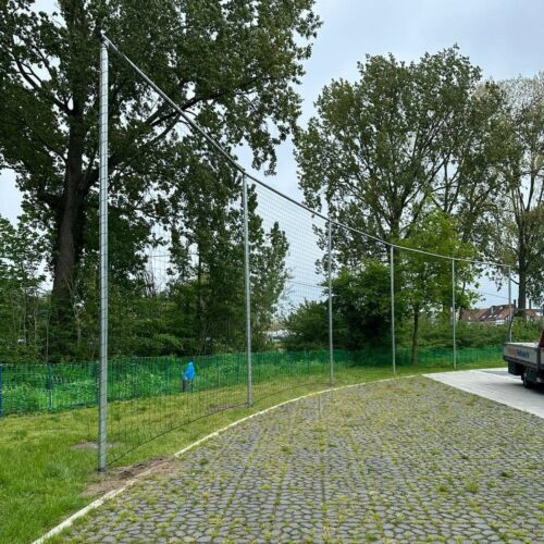 Ballenvanger op maat 138 Ballenvanger 5m hoog met net in de bocht van de parkeerplaats mee geplaatst. Deze balvanger hebben we in Brugge (België gemonteerd)