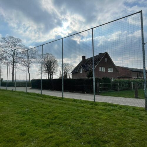 Ballenvanger op maat 152 Wij monteren onze balvangers door heel Nederland en België. Deze balvanger met net hebben we in Maasmechelen geleverd en gemonteerd.