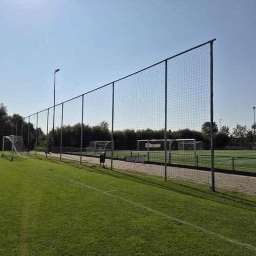 Ballenvanger op maat 158 Ballenvager 5m hoog, ook deze is volledig met net uitgevoerd. Geknoopt Pe, de ultieme duurzaamheid. Hoge treksterkte en UV-bestendigheid.
