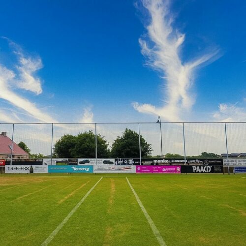 Ballenvanger op maat 162 De geplaatste ballenvanger op Texel – 6 meter hoog en 35 meter lang – is een duurzame oplossing voor balveiligheid bij deze sportaccommodatie. Vakkundig geïnstalleerd door onze mannen.