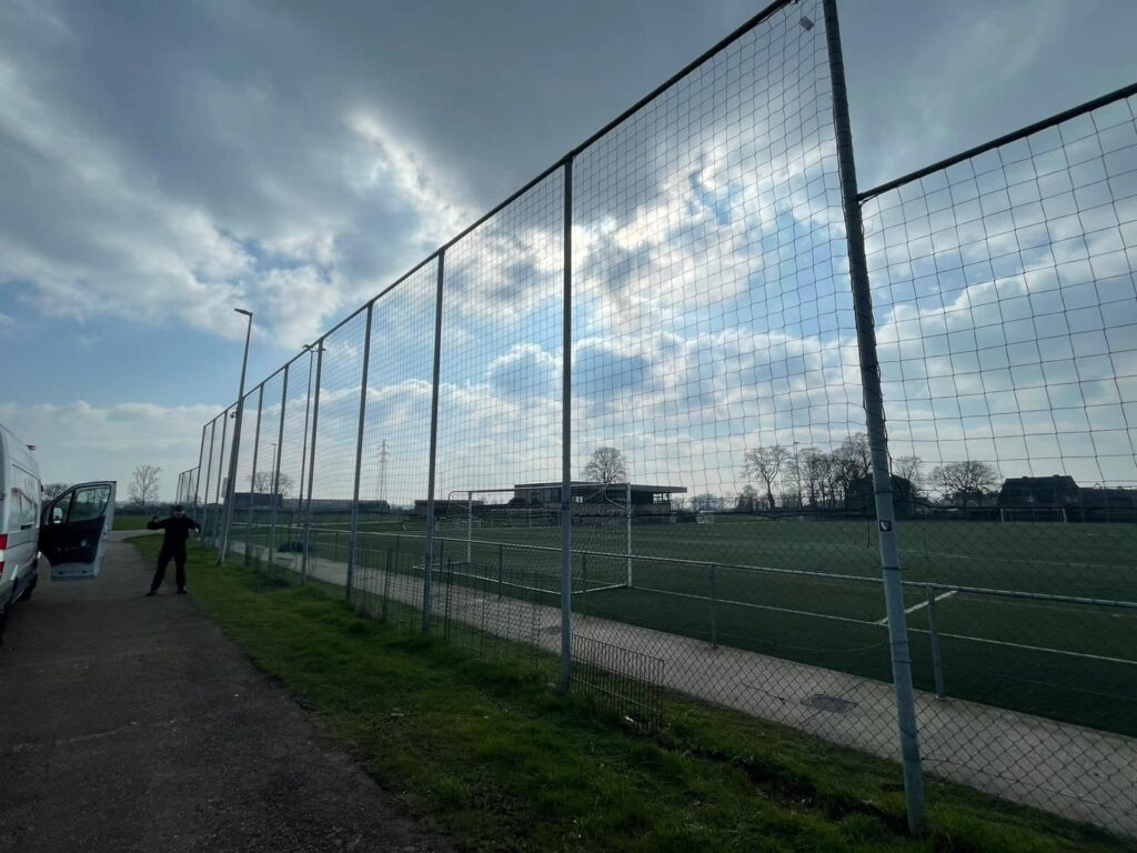 Welk ballenvangnet heb ik nodig? Alles over sport, maaswijdte, draaddikte en materiaal 2 Balvanger voetbal door ons gemonteerd in Vlaanderen. Deze uis geheel uitgevoerd met balvangnet van geknoopt Pe maas 120x120mm.