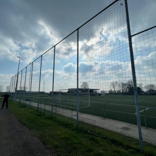 Ballenvanger op maat 151 Balvanger voetbal door ons gemonteerd in Vlaanderen. Deze uis geheel uitgevoerd met balvangnet van geknoopt Pe maas 120x120mm.