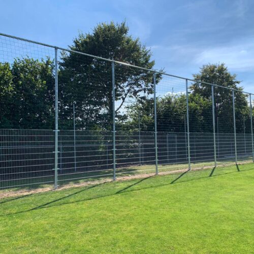 Ballenvanger op maat 143 Deze 5 x 25 meter balvanger staat bij SV Herkenbosch. SKWshop voor iedere sport een passende ballenvanger.