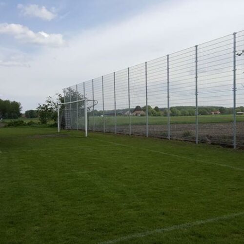 Ballenvanger op maat 90 Ballenvanger van volbad-verzinkte dsm matten 5m hoog in België gemonteerd op voetbalveld