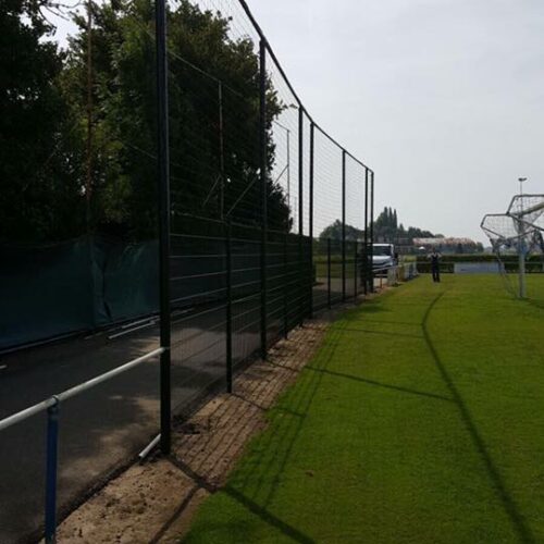 Ballenvanger op maat 91 Ballenvanger voor voetbal. Deze staat in Goudsewaard. Onder dsm, boven ballenvangernet,. IJzerdelen groen gecoat