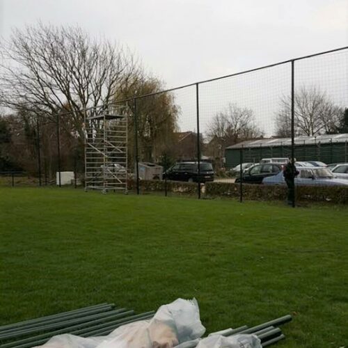 Ballenvanger op maat 87 Ballenvanger -montage. Bij SKWshop denken we met u mee: of u nu een balvanger zoekt voor een klein schoolveld of een groot sportcomplex, wij leveren en monteren balvangers voor iedere sport, volledig afgestemd op uw wensen, locatie en budget.