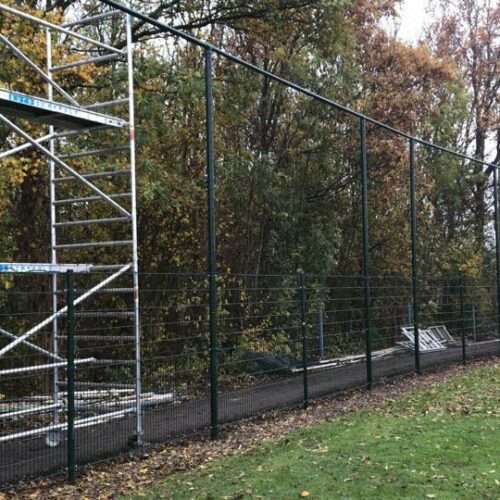 Ballenvanger op maat 85 Montage van een ballenvanger met 2 meter dsm onder en boven 3 meter net bij Goudse Waard. Deze balvanger loopt mee in een lichte knik langs het veld.