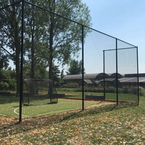 Ballenvanger op maat 88 Ballenvanger hockey, geplaatst bij een particulier om een hockeyveldje. Hoogte 4.5 meter met netten van geknoopt Pe. maas 40 x 40 mm.