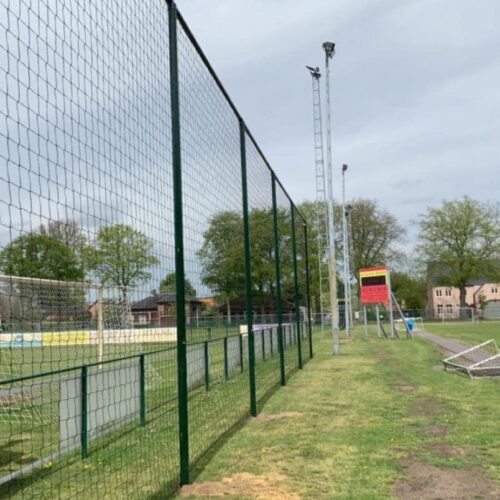 Ballenvanger op maat 130 Balvanger, gecoat met net 6 x 30 meter. Onze ballenvangers voldoen aan alle veiligheidsnormen en zijn een verstandige keuze voor sportaccommodaties die kwaliteit en duurzaamheid eisen.