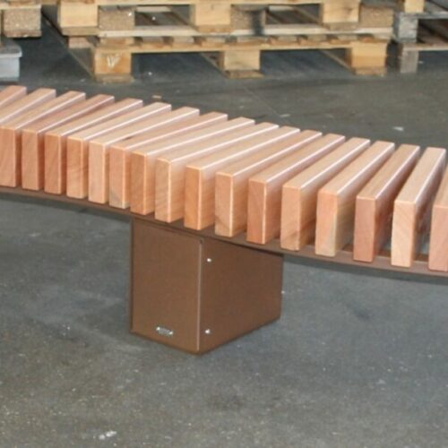Boombank Porto 16 De S-vorm van deze fraaie gebogen parkbank, boombank, uitgevoerd met Iroko hardhout