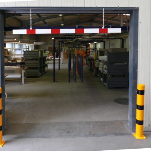 Deze aluminium barrièrebalk hangt met een 1 meter lange ketting aan het plafond. Ook geschikt voor montage van een verkeersbord. Ideaal voor in de garage of fabriek!