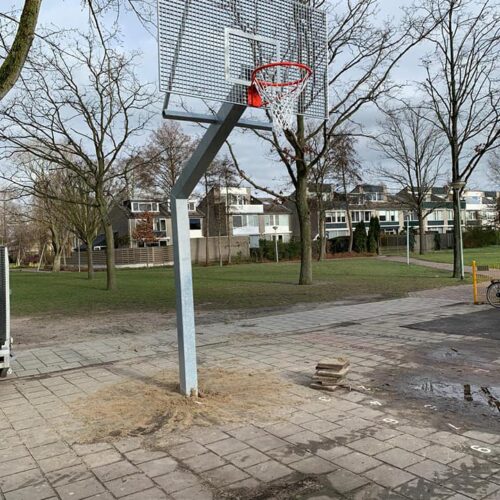 Basketbalpaal Heavy compleet 40 Volbad verzinkte basketbalpaal met wedstrijdformaat antivandaal bord (en geluidsarm). Een basketbalpaal waar uw jeugd jarenlang plezier van heeft. (Deze staat in Amsterdam)