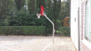 In Amsterdam hebben we diverse basketbalpalen uit deze serie staan met rood antivandaal basketbalbord.