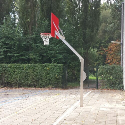 Basketbalpaal Rothe Fixed 52 In Amsterdam hebben we diverse basketbalpalen uit deze serie staan met rood antivandaal basketbalbord.