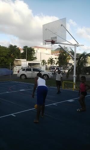 Antivandalisme basketbalbord 38 Onze antivandaal basketbalbord op St Maarten.