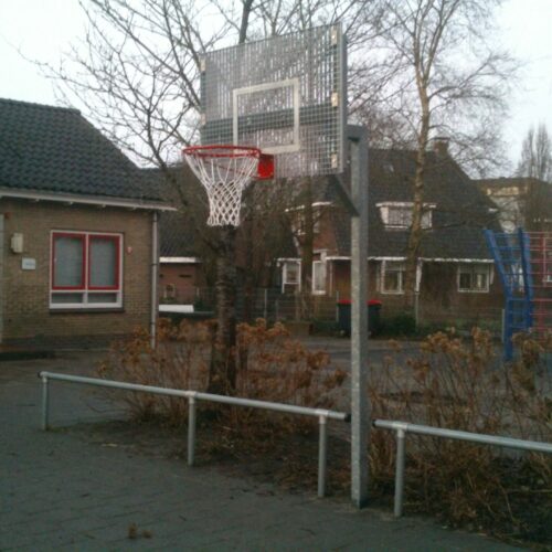 Antivandalisme basketbalbord 46 Ons geluidsarm antivandaal basketbalbord in de afmetingen 1.05 x 1.5 meter. In de verzinkte uitvoering.