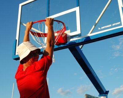 Wedstrijd basketbalbord van plexiglas met basketbalring